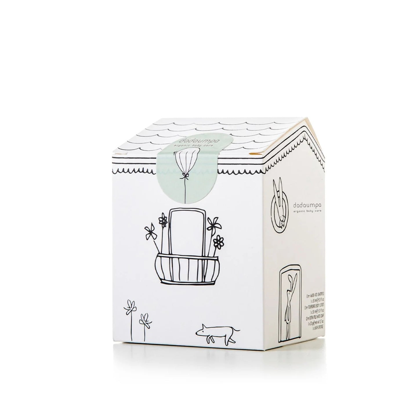 Dette dejlige Dadaumpa Bade- og Plejehussæt er et sødt lille korthus med fine illustrationer af vinduer og døre. Inde i æsken er der flasker med hår- og kropsgel, bodylotion, en Osme Mild Soap-bar og en husformet badesvamp. Alle produkterne i Dadaumpa Baby & Kids-kollektionen er strengt testet i henhold til EU-reglerne, så de er dermatologisk venlige og pædiatrisk godkendte.
Produceret og pakket i Italien.
